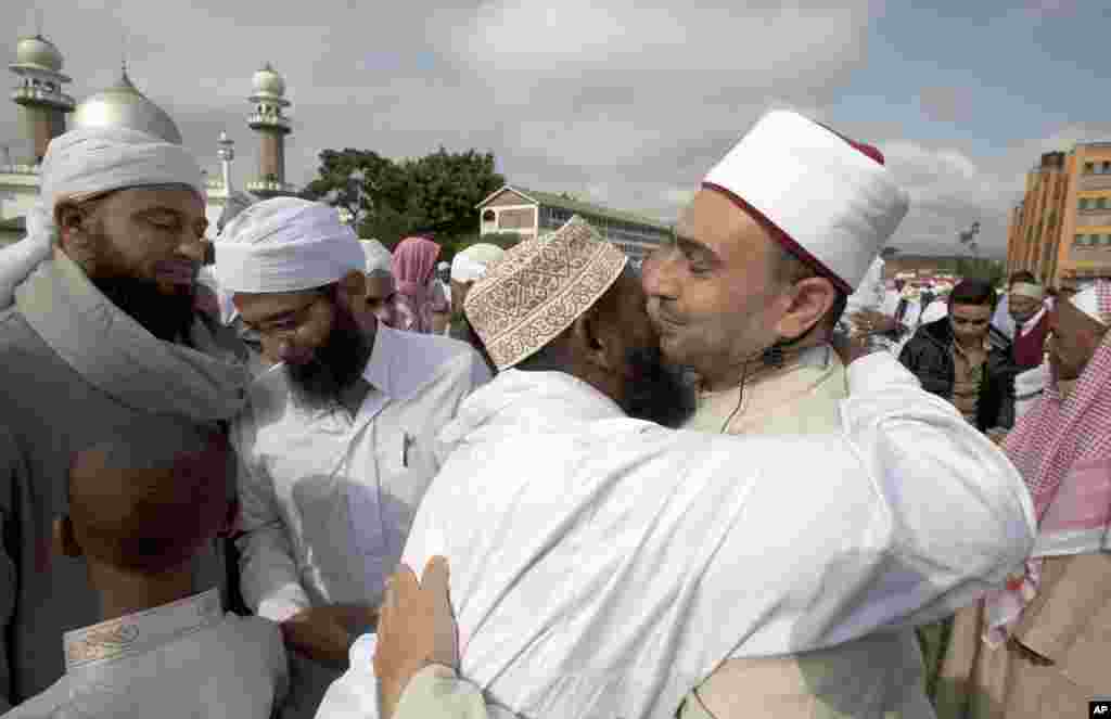 Kenyan Muslims embrace each other outside Masjid Noor mosque after the end of the holy fasting month of Ramadan, in Nairobi, Kenya, July 28, 2014.