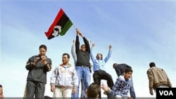 La bandera Libia de los tiempos pre-Gadhafi se convirtió en el símbolo que unio a los rebeldes opositores para enfrentar al régimen.