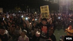 十多萬港人參加維園六四燭光悼念集會 （美國之音記者海彥拍攝 2017年6月4日）