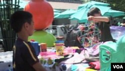 Prodavac i kupac na buvljoj pijaci za djecu u Pasadeni, u Kaliforniji