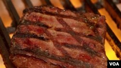 Menyantap satu porsi atau 85 gram daging merah yang tidak diproses, seperti steak atau hamburger, meningkatkan risiko kematian dini 13 persen.