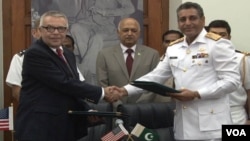 Utusan AS untuk Pakistan, Richard Hoagland (kiri) dan pejabat Kementerian Pertahanan Pakistan, Laksamana Farrukh Ahmad berjabat tangan usai menandatangani kesepakatan soal pasokan NATO, Selasa (31/7). 