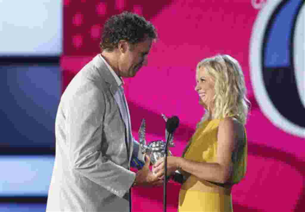 Well Ferrell recibe, de la actriz Amy Poehler, el premio Do Something a artista de comedia.