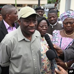 Shugaban Najeriya Goodluck Jonathan, ya na magana da 'yan jarida a Abuja bayan harin kunar bakin waken ranar Jumma'a