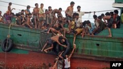 Các con thuyền chở hàng trăm người đã bị hải quân Indonesia và Malaysia chặn, và sau khi cung cấp cho các di dân đồ ăn, thức uống, thì đẩy họ đi.