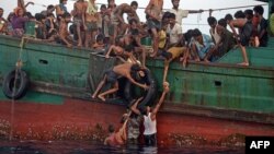 羅興亞和孟加拉國船民獲救後後分派泰國軍方派發的食品。