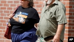 미국 버몬트주의 몬트필리어 거리에서 과체중으로 보이는 사람들이 걸어가고 있다. (자료사진)