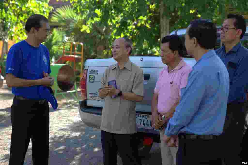 ឌឹម សុវណ្ណារុំ​ អ្នកនាំពាក្យ​គណៈកម្មាធិការ​ជាតិ​រៀបចំ​ការ​បោះឆ្នោត​ (គ.ជ.ប)​ ឈរ​នៅ​ខាង​ឆ្វេងដៃ​ ជាប់​លោក​ឱម យិនទៀង​ ​ប្រធាន​អង្គភាព​ប្រឆាំង​អំពើ​ពុករលួយ​នៅកណ្តាល​ និង​លោក​ម៉ាន់​ ឈឿន​ អតីត​អភិបាល​រង​រាជធានី​ភ្នំពេញ​ នៅ​សាលា​បឋម​សិក្សា​ទួល​គោក​ រាជធានី​ ភ្នំពេញ​ កាល​ពី​ថ្ងៃទី​២៦ ខែ​ ឧសភា​ ឆ្នាំ​ ២០១៩។ (ហ៊ុល រស្មី/VOA)