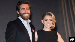 Jake Gyllenhaal, left, and Annaleigh Ashford participate in Broadway's "Sunday in the Park with George" media day and Hudson Theatre grand re-opening ceremony in New York, Feb. 8, 2017.