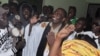 Biram Ould Dah Ould Abeid accueilli par une foule en liesse après sa libération, Nouakchott, le 17 mai 2016. 
