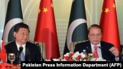 Chinese President Xi Jinping, left, and Pakistan's Prime Minister Nawaz Sharif address reporters at the prime minister's house in Islamabad, April 20, 2015.