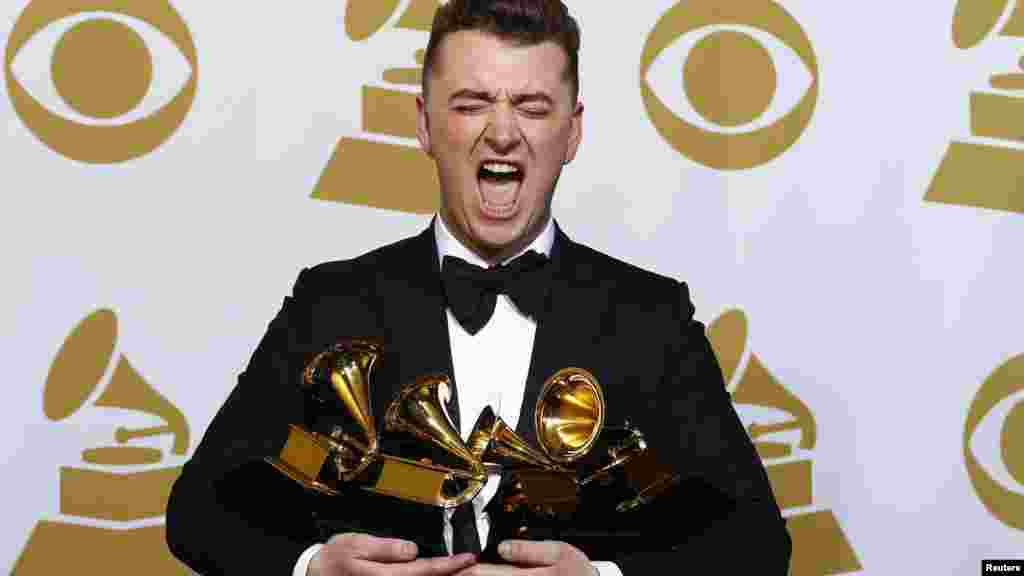 Sam Smith posa con sus premios.