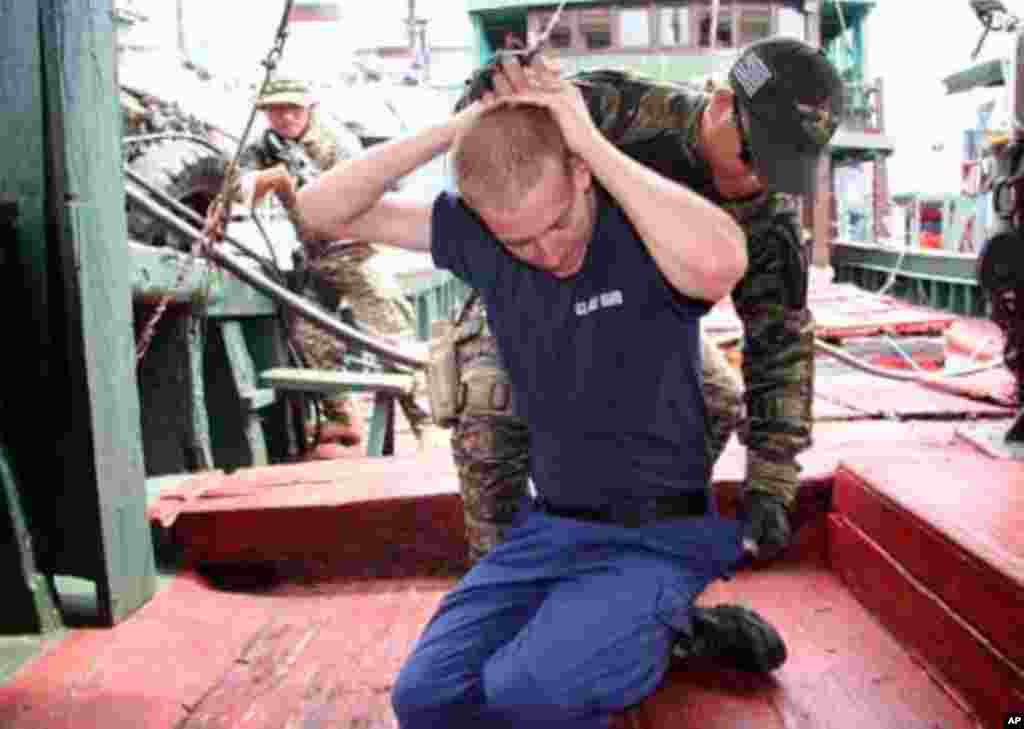 菲律賓公主港 (2011年6月30日) 在聯合訓練中﹐一名美國海岸警衛隊員扮演漁船水手﹐接受菲律賓海豹突擊隊員搜查