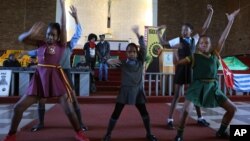 Des écolières présentent une chorégraphie de danse pour commémorer le 40e anniversaire de Soweto dans l'église Regina Mundi à Soweto, le 16 juin 2016.