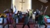 Des écolières dansent pour commémorer le 40e anniversaire du soulèvement de Soweto dans l'église Regina Mundi à Soweto, le 16 juin 2016.