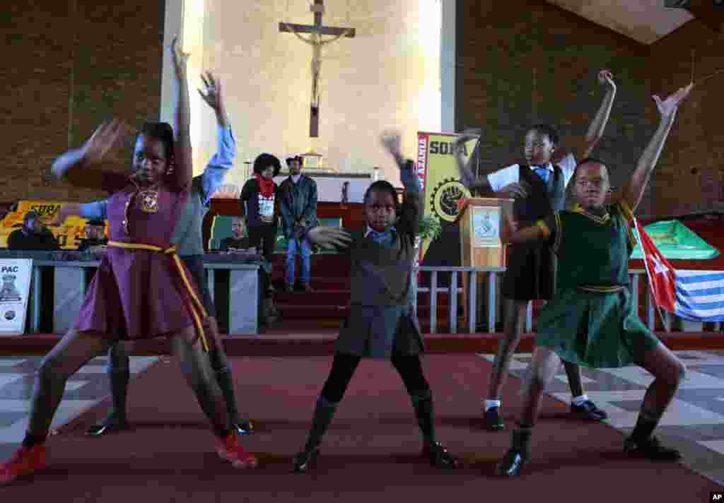 Des écolières présentent une chorégraphie de danse pour commémorer le 40e anniversaire de Soweto dans l'église Regina Mundi à Soweto, le 16 juin 2016. Quarante année auparavant, le 16 juin 1976, des milliers d'écoliers descendent dans les rues du township de Soweto pour dénoncer l'imposition dans l'enseignement de l'afrikaans, la langue de l'oppresseur. La police riposte, c'est le bain de sang et le début de la fin de l'apartheid. Lire la suite ici.