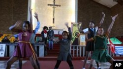 Des écolières dansent pour commémorer le 40e anniversaire du soulèvement de Soweto dans l'église Regina Mundi à Soweto, le 16 juin 2016.