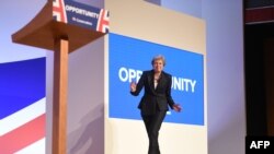 ဗြိတိန်နိုင်ငံ Birmingham မှာ ကျင်းပတဲ့ ကွန်ဆာဗေးတစ်ပါတီ နှစ်ပတ်လည် ညီလာခံမှာ မိန့်ခွန်းပြောကြားဖို့ ဝန်ကြီးချုပ် Theresa May စင်မြင့်ပေါ်ကို ကပြီး တက်ရောက်လာတာဖြစ်ပါတယ်။ 