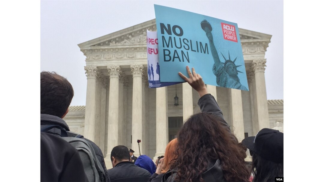 FILE - Hundreds of protesters rallied outside the U.S. Supreme Court during a hearing about the Trump administration’s third travel ban, Washington, D.C., April 25, 2018. (V. Macchi/VOA)