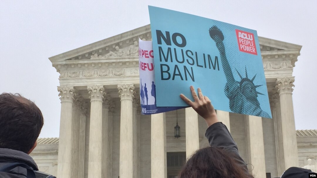 Hundreds of protesters rallied for more than two hours outside the U.S. Supreme Court during a hearing about the Trump administration’s third travel ban, Washington, D.C., April 25, 2018 (VOA/Victoria Macchi)
