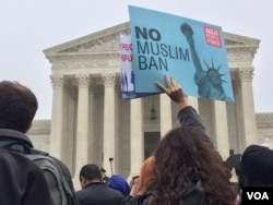 FILE - Hundreds of protesters rallied outside the U.S. Supreme Court during a hearing about the Trump administration’s third travel ban, Washington, D.C., April 25, 2018. (V. Macchi/VOA)