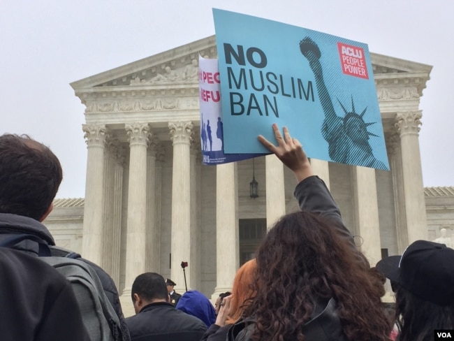 FILE - Hundreds of protesters rallied outside the U.S. Supreme Court during a hearing about the Trump administration’s third travel ban, Washington, D.C., April 25, 2018. (V. Macchi/VOA)