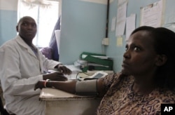 Tabitha Kioko, 40 ans, mère de trois enfants, et porteuse du VIH depuis 2006, est examinée dans une clinique Nairobi, au Kenya, le 30 november 30, 2011