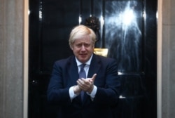 PM Inggris Boris Johnson bertepuk tangan dan memuji para petugas medis dalam penanganan wabah virus corona (COVID-19), di depan kantor dan kediamannya di 10 Downing Street, London, di London, Inggris, 30 April 2020.