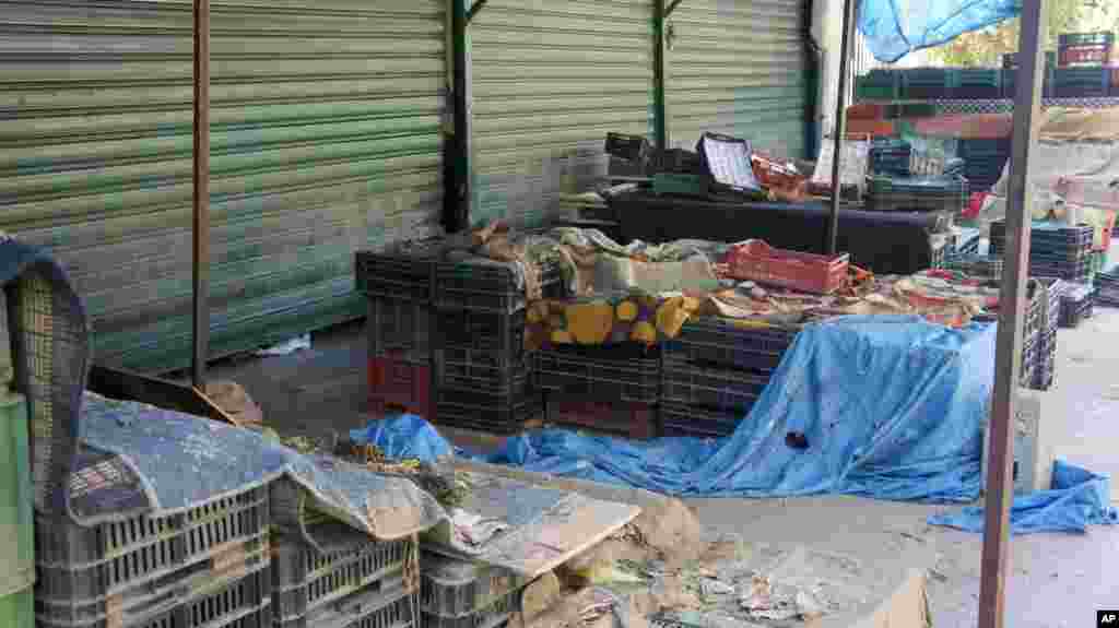 Many markets in the Libyan capital are empty, Aug. 27, 2011 (VOA - E. Arrott)