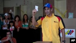 El lider opositor Henrique Capriles muestra su voto durante las elecciones municipales del domingo.