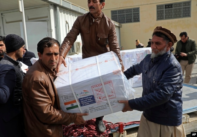 افغان حکام کرونا سے بچاؤ کی ویکسین ایسٹرزینکا کی پانچ لاکھ خوراکوں کی پہلی کھیپ وصول کر رہے ہیں۔