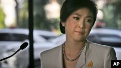 លោក​ស្រី Yingluck Shinawatra នាយករដ្ឋមន្ត្រី​ថៃ​​រលីងរលោង​ទឹក​ភ្នែក​ក្នុង​ពេល​ថ្លែង​​ឯ​​សន្និសីទ​ព័ត៌មាន​មួយ​នៅ​ទី​ក្រុង​បាងកក ប្រទេស​ថៃ​កាល​ពី​ថ្ងៃ​ទី​១០ ខែ​ធ្នូ ឆ្នាំ​២០១៣។