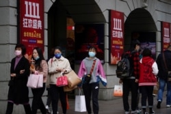 上海居民在一个购物区参加双11购物活动。（2021年11月11日）