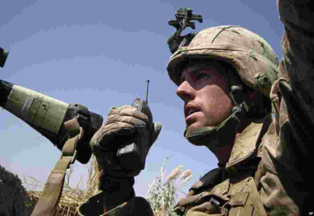 2010年9月28日，美国海军陆战队下士查克•马丁在阿富汗南部的战场上通过对讲机讲话。