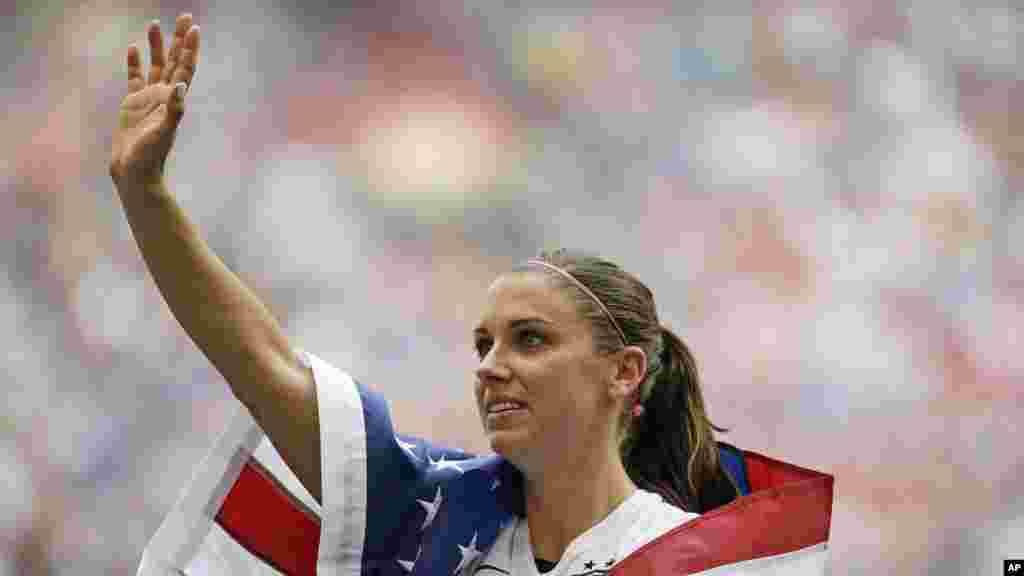 Alex Morgan des Etats-Unis se couvre du américain sous les applaudissements des supporteurs après la victoire des Etats-Unis 5-2 sur le Japon 5-2 à la finale de la Coupe du Monde Féminine de la FIFA à Vancouver, Colombie-Britannique, le Canada, le dimanche 5 juillet, 2015.