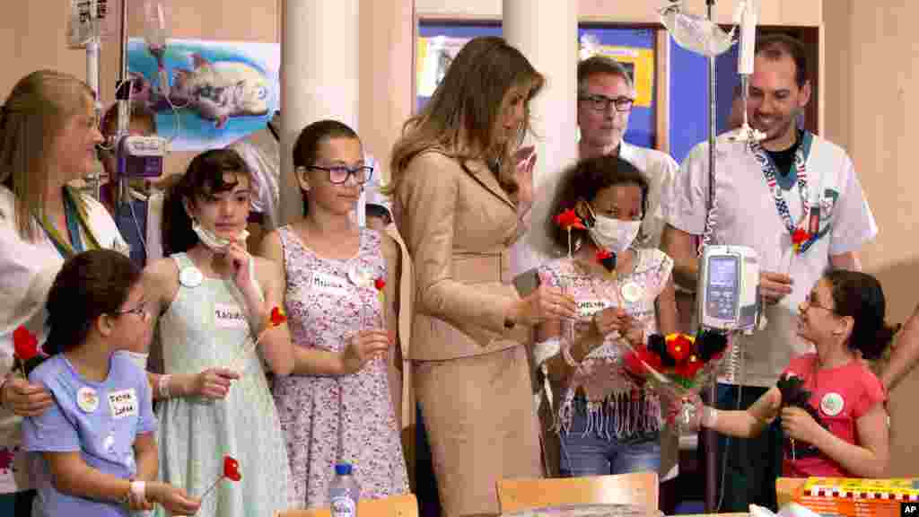 Melania Trump avec des jeunes patients à l&rsquo;hôpital reine Fabiola à Bruxelles le 25 mai 2017.