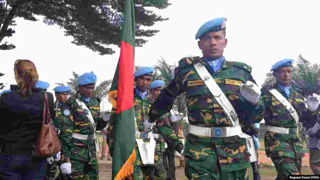 Des soldats du Bangladesh au cours d&#39;une cérémonie de déploiement des Casques bleus dans le camp Npoko à Bangui, 15 septembre, 2014.