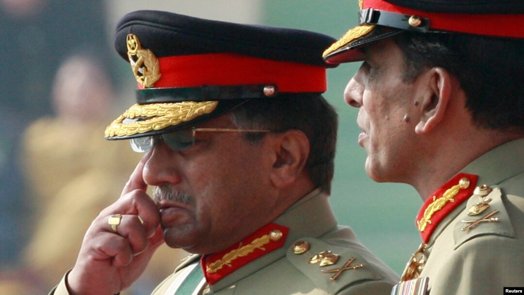 جنرل پرویز مشرف اور جنرل اشفاق پرویز کیانی فوج کی کمان میں تبدیلی کی تقریب کے دوران۔(فائل فوٹو)