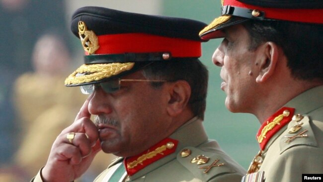 جنرل پرویز مشرف اور جنرل اشفاق پرویز کیانی فوج کی کمان میں تبدیلی کی تقریب کے دوران۔(فائل فوٹو)