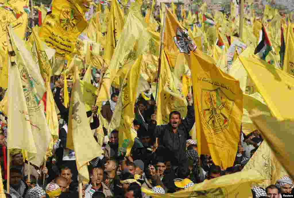 Palestinians take part in a rally marking the 48th anniversary of the founding of the Fatah movement, in Gaza City, January 4, 2013. 