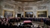 美国民众周二到国会列队向已故布什总统遗体告别 