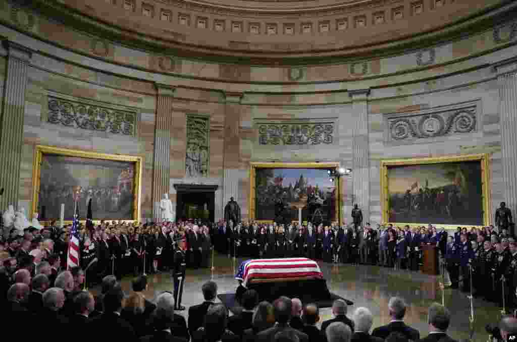 Peti jenazah mantan Presiden President George H.W. Bush disemayamkan di Rotunda Gedung Capitol di Washington, 3 Desember 2018.