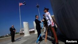 28일 쿠바 하바나를 방문한 필립 해먼드 영국 외무장관(가운데)이 쿠바의 독립투사 호세 마르티 기념비에 헌화하고 있다.