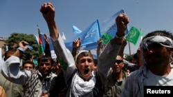 Dân Afghanistan xuống đường biểu tình ủng hộ ứng cử viên Abdullah Abdullah tại Kabul.