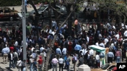 Oaxaca kentinin ana meydanında deprem sonrası toplanan Meksikalılar
