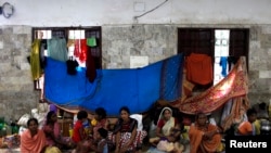 Phailin မုန်တိုင်းကိုရှောင်ဖို့ ဘေးလွတ်ရာကို ရှောင်နေကြတဲ့ အိန္ဒိယ ပြည်သူများ။ (အောက်တိုဘာ ၁၃၊ ၂၀၁၃။)