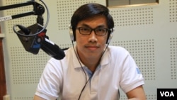 Ear Chariya, founding director of The Institute for Road Safety in VOA studio in Phnom Penh on Wednesday June 22, 2016. (Lim Sothy/VOA Khmer)
