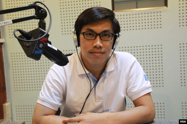 រូបឯកសារ៖ លោក អ៊ា ចរិយា ជា​នាយក​ស្ថាបនិក​នៃ​វិទ្យាស្ថាន​សុវត្ថិភាព​ចរាចរណ៍ នៅក្នុង​បន្ទប់​ផ្សាយរបស់ VOA នៅ​រាជធានី​ភ្នំពេញ កាលពីថ្ងៃពុធ ទី២២ ខែមិថុនា ឆ្នាំ២០១៦។ (លឹម សុធី/VOA)