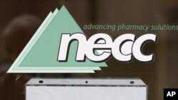 Pintu masuk kantor produsen obat steroid, New England Compounding di Framingham, Massachusetts (4/10). Pihak berwenang menutup perusahaan ini terkait meluasnya penyakit meningitis fungi yang diduga kuat akibat suntikan steroid yang tercemar.