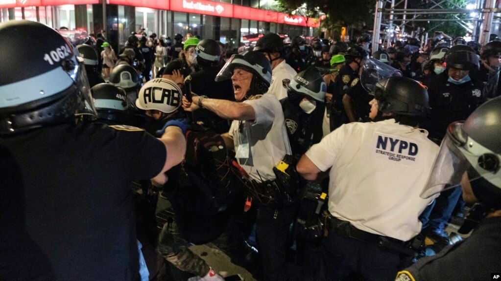 ФБР открыло сотни расследований о внутреннем терроризме после начала протестов